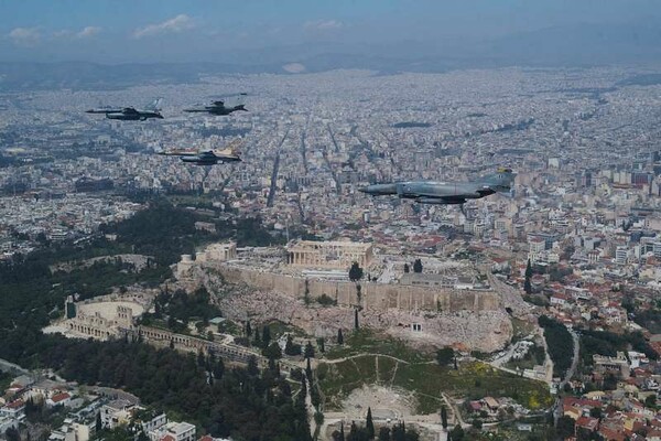 Oι φωτογραφίες της Αθήνας από τα μαχητικά που έκαναν χαμηλές πτήσεις
