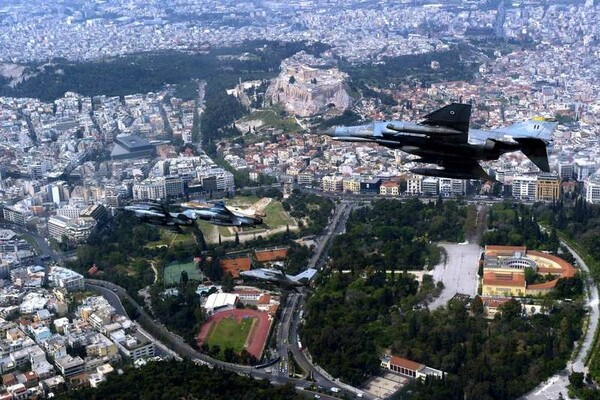 Oι φωτογραφίες της Αθήνας από τα μαχητικά που έκαναν χαμηλές πτήσεις