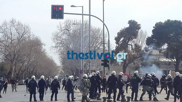 Επεισόδια στη Θεσσαλονίκη - Παράλληλες συγκεντρώσεις αντιεξουσιαστών και εθνικιστών