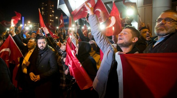 Νύχτα έντασης στην Ολλανδία: Εκατοντάδες τούρκοι διαδηλωτές έξω από το τουρκικό προξενείο στο Ρότερνταμ