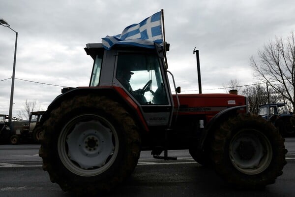 Αγρότες απέκλεισαν την εθνική οδό Πατρών–Πύργου