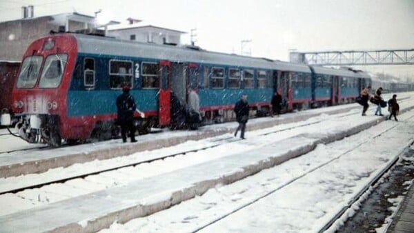 Εγκλωβισμένοι 300 άνθρωποι σε τρένο κοντά στον Δομοκό