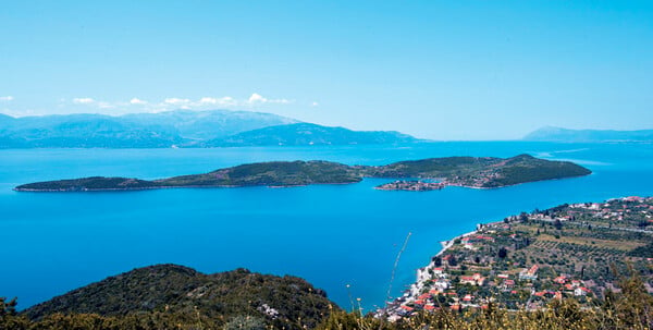 Πλωτάρχης κατέθεσε μήνυση για μόλυνση του Κορινθιακού, με αφορμή την αύξηση των μεδουσών