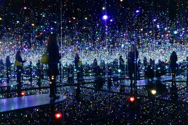 Ο παράξενος, εκθαμβωτικός κόσμος της Yayoi Kusama