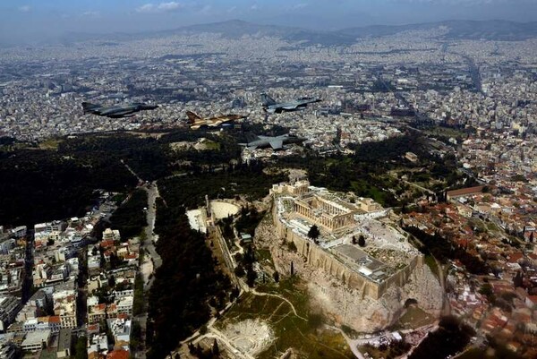 Oι φωτογραφίες της Αθήνας από τα μαχητικά που έκαναν χαμηλές πτήσεις