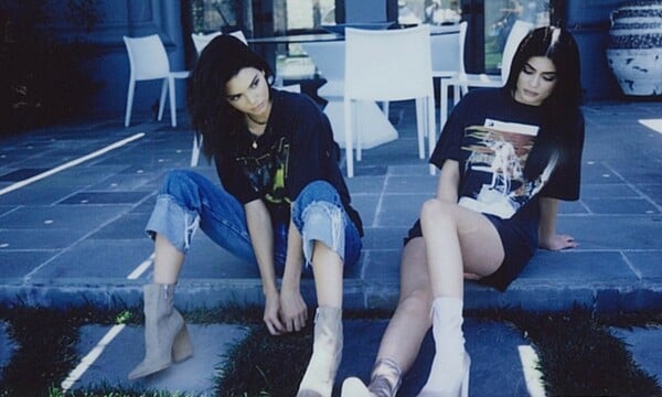 Kendall και Kylie Jenner προκαλούν αντιδράσεις με τα νέα τους μπλουζάκια