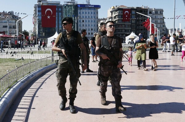 Η τουρκική αστυνομία συνέλαβε άλλους 100 ύποπτους για διασυνδέσεις με το Ισλαμικό Κράτος