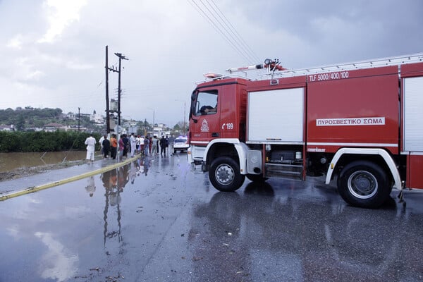 Πάτρα: Απεγκλωβισμός τεσσάρων ατόμων μέσα από ακινητοποιημένα αυτοκίνητα