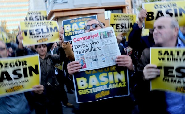 Επαναλαμβάνονται οι δίκες των δημοσιογράφων της εφημερίδας «Cumhuriyet» και της μυθιστοριογράφου Ασλί Ερντογάν