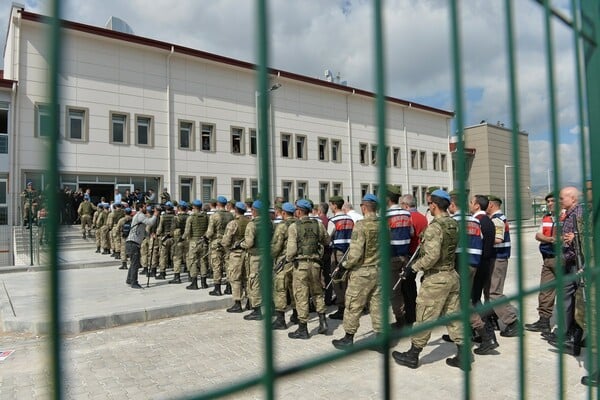 Τουρκία: Ισόβια σε στρατιωτικούς που κατηγορούνται ότι αποπειράθηκαν να σκοτώσουν τον Ερντογάν