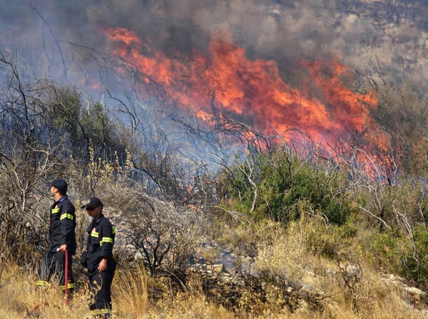 Ανεξέλεγκτη η μεγάλη φωτιά στην Ιεράπετρα