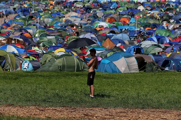 To φεστιβάλ Glastonbury ξεκίνησε - Χιλιάδες άνθρωποι συγκεντρώθηκαν για τη μεγάλη γιορτή της μουσικής