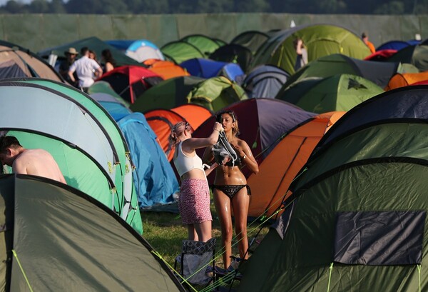 To φεστιβάλ Glastonbury ξεκίνησε - Χιλιάδες άνθρωποι συγκεντρώθηκαν για τη μεγάλη γιορτή της μουσικής