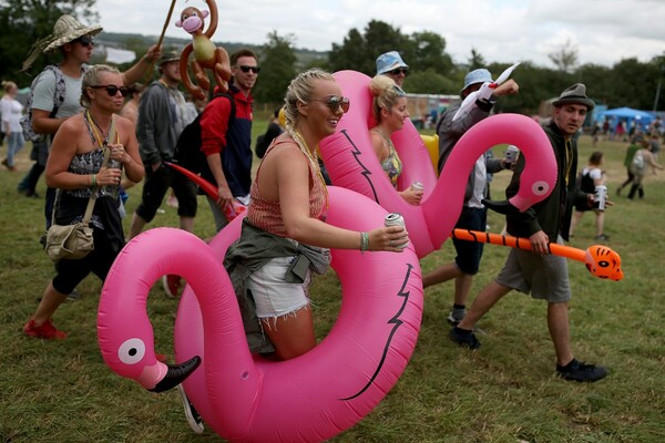 To φεστιβάλ Glastonbury ξεκίνησε - Χιλιάδες άνθρωποι συγκεντρώθηκαν για τη μεγάλη γιορτή της μουσικής