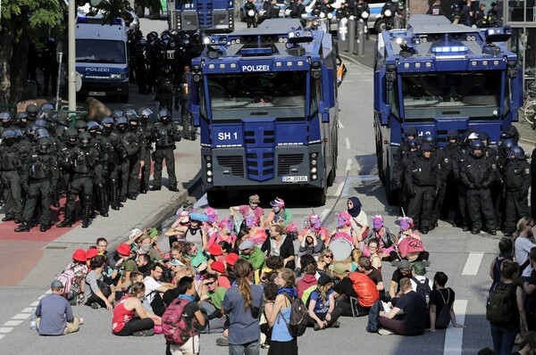 G20: Πεδίο μάχης το Αμβούργο - Και Έλληνες στα άνευ προηγουμένου επεισόδια