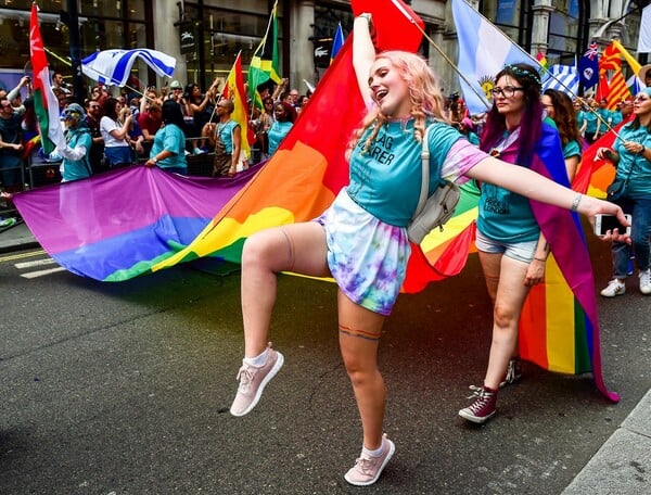 London Pride: Φωτογραφίες από την μεγάλη παρέλαση Υπερηφάνειας του Λονδίνου