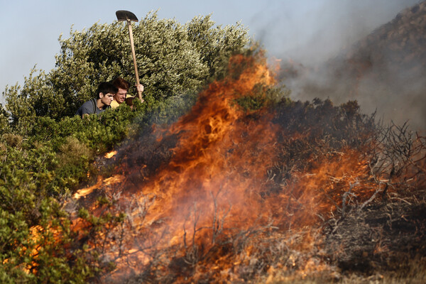 Μαίνεται η πυρκαγιά στα Καλύβια Αττικής- Με τις φλόγες παλεύουν πυροσβέστες και εθελοντές (ΦΩΤΟ)