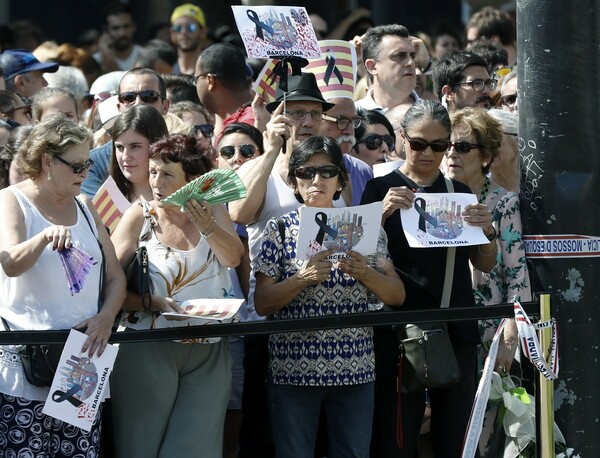 «Η Λα Ράμπλα κλαίει αλλά είναι ζωντανή»: Βαρύ πένθος και ερωτηματικά για την επίθεση- Θρηνούν οι οικογένειες που χωρίστηκαν βίαια από το θάνατο