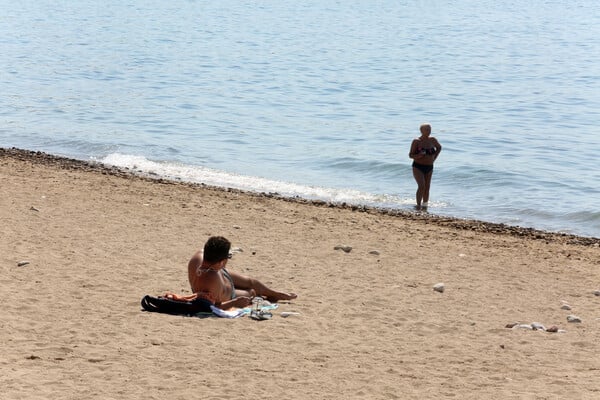 Σημερινές εικόνες από τις μολυσμένες παραλίες στην Αττική