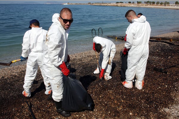 Σημερινές εικόνες από τις μολυσμένες παραλίες στην Αττική