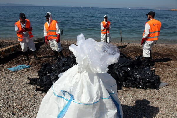 Σημερινές εικόνες από τις μολυσμένες παραλίες στην Αττική