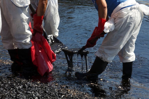 Σημερινές εικόνες από τις μολυσμένες παραλίες στην Αττική