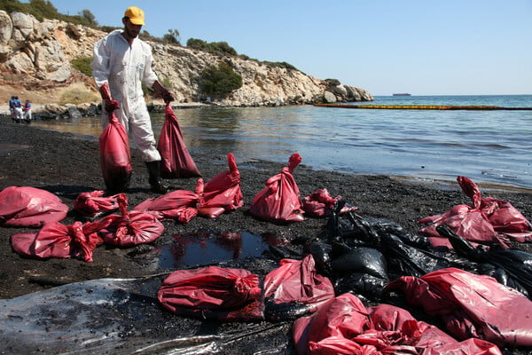 Σημερινές εικόνες από τις μολυσμένες παραλίες στην Αττική