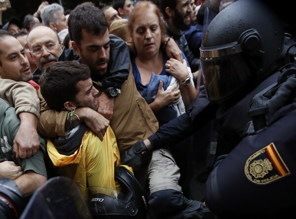 Εικόνες ντροπής στην Καταλονία - Βία, πλαστικές σφαίρες και αιμόφυρτοι ηλικιωμένοι