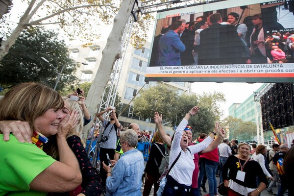 Με δάκρυα, χορό και σαμπάνιες πανηγυρίζουν χιλιάδες Καταλανοί την ανεξαρτησία τους