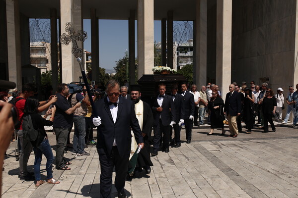 Καλλιτέχνες, φίλοι και θαυμαστές αποχαιρέτησαν την Αρλέτα - Η συγκινητική κίνηση με την αγαπημένη της κιθάρα (φωτογραφίες)