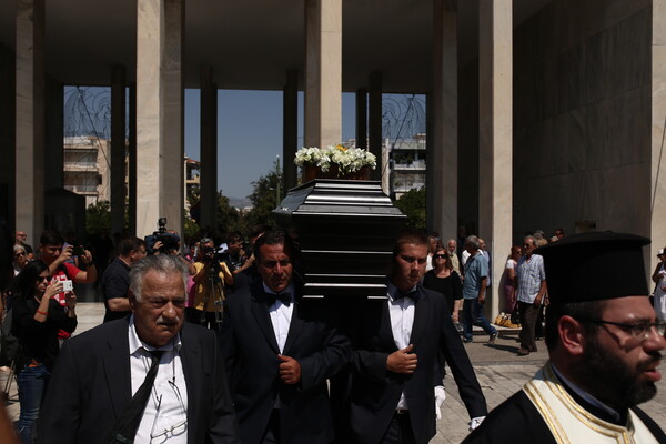 Καλλιτέχνες, φίλοι και θαυμαστές αποχαιρέτησαν την Αρλέτα - Η συγκινητική κίνηση με την αγαπημένη της κιθάρα (φωτογραφίες)