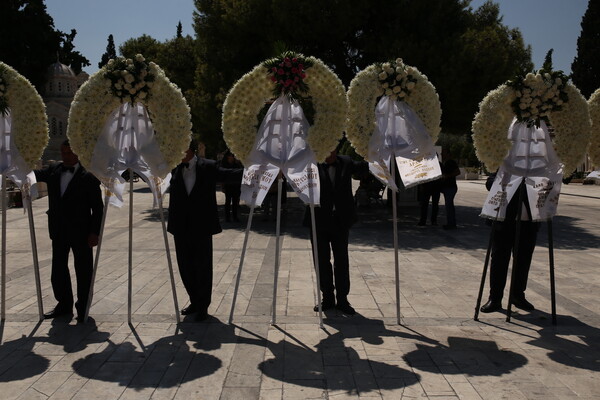 Καλλιτέχνες, φίλοι και θαυμαστές αποχαιρέτησαν την Αρλέτα - Η συγκινητική κίνηση με την αγαπημένη της κιθάρα (φωτογραφίες)