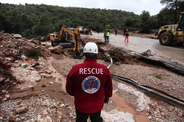 Βρήκαν και άλλο νεκρό στη Μάνδρα- 17 οι νεκροί από την κακοκαιρία