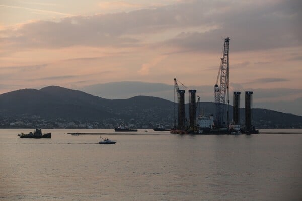 Επιθεώρηση από τους πραγματογνώμονες στο δεξαμενόπλοιο «ΑΓ. ΖΩΝΗ ΙΙ» μετά τα σενάρια για δολιοφθορά