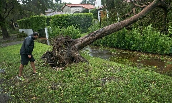 Ο κυκλώνας Ίρμα εξασθένησε και μετατράπηκε σε τροπική καταιγίδα