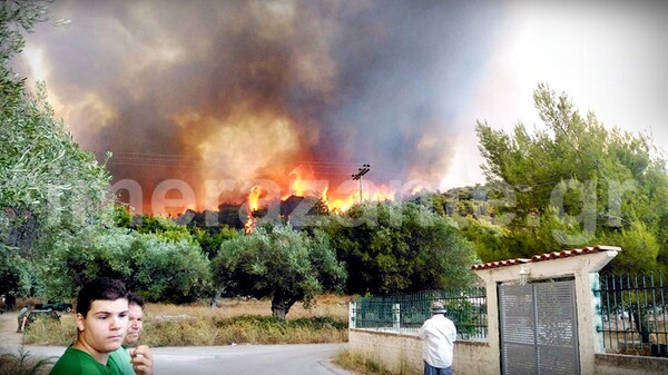 Σκηνές πανικού στη φλεγόμενη Ζάκυνθο - Καμένα σπίτια και καταστήματα και εκρήξεις