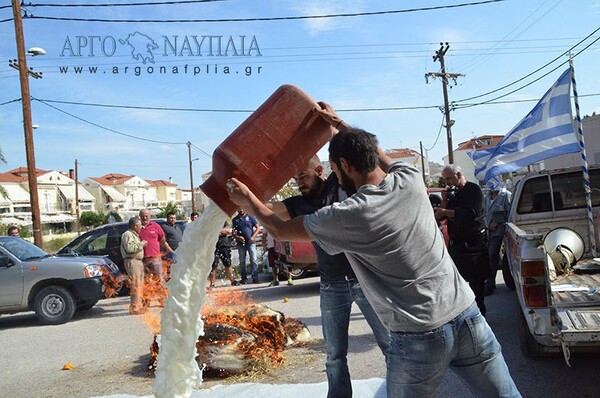 Αγροτο-κτηνοτρόφοι στην Αργολίδα πέταξαν ντομάτες, γάλατα και έκαψαν ζωοτροφές