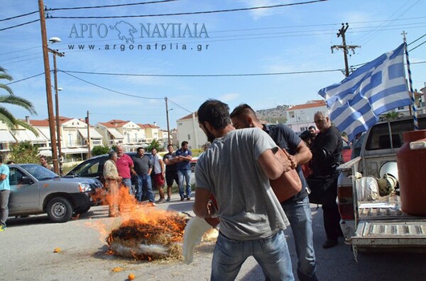 Αγροτο-κτηνοτρόφοι στην Αργολίδα πέταξαν ντομάτες, γάλατα και έκαψαν ζωοτροφές