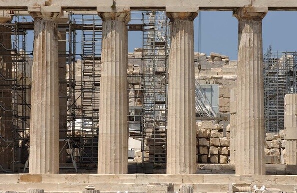 Συνεχίζεται με επιτυχία η αναστήλωση της Ακρόπολης - Κατέβηκε κεντρικός ορθοστάτης αετώματος