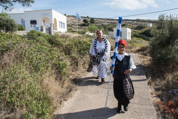 Η συγκινητική παρέλαση στους Αρκιούς - Ένας μαθητής, μια δασκάλα και η ελληνική σημαία