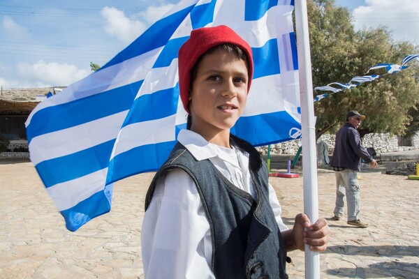 Η συγκινητική παρέλαση στους Αρκιούς - Ένας μαθητής, μια δασκάλα και η ελληνική σημαία