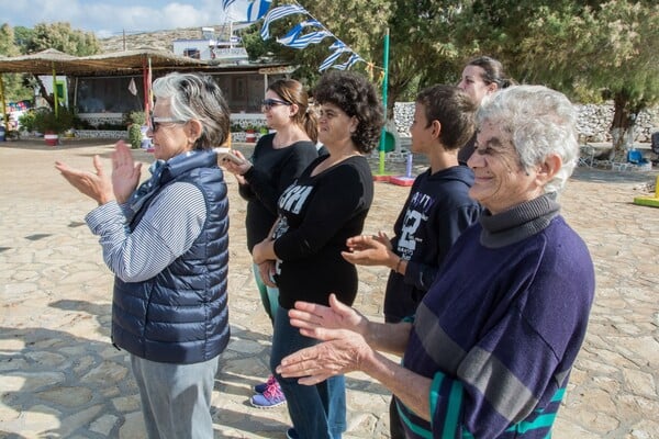 Η συγκινητική παρέλαση στους Αρκιούς - Ένας μαθητής, μια δασκάλα και η ελληνική σημαία