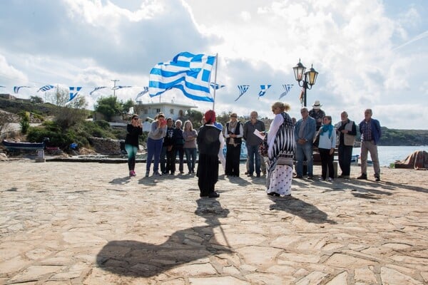 Η συγκινητική παρέλαση στους Αρκιούς - Ένας μαθητής, μια δασκάλα και η ελληνική σημαία