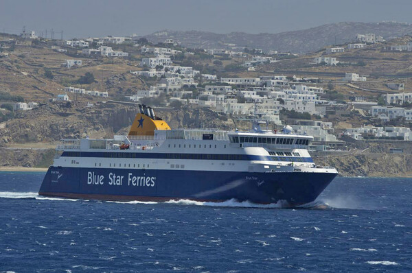 Μύκονος: Καθυστέρηση απόπλου του blue star 2-Έμπλεξε κάβος στην προπέλα