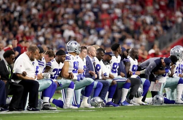 Ο ακήρυχτος «πόλεμος» του NFL: Οι παίκτες του αμερικανικού φούτμπολ αψηφούν τον Τραμπ και τον κάνουν έξαλλο