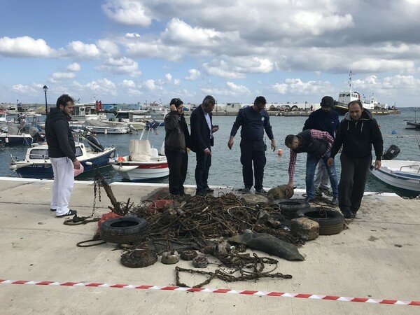 Βυθός λιμανιού στην Κρήτη είχε γίνει σκουπιδότοπος - Βρήκαν λάστιχα, χαλιά και θερμοσίφωνα