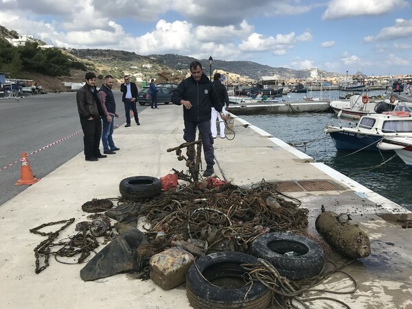 Βυθός λιμανιού στην Κρήτη είχε γίνει σκουπιδότοπος - Βρήκαν λάστιχα, χαλιά και θερμοσίφωνα