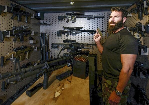 Ο «βασιλιάς του Instagram» Dan Bilzerian ήταν παρών στο μακελειό στο Λας Βέγκας και μετέδωσε ζωντανά τη στιγμή