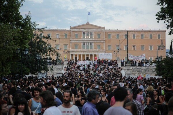 H συγκέντρωση αλληλεγγύης για την κρατούμενη Ηριάννα Β. Λ στο Σύνταγμα - ΦΩΤΟΓΡΑΦΙΕΣ