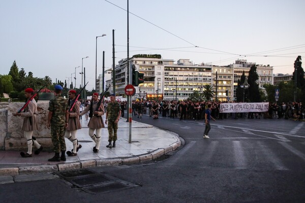 Εκατοντάδες διαδηλωτές στους δρόμους της Αθήνας για την Ηριάννα και τον Περικλή - Επεισόδια στα Εξάρχεια μετά την πορεία